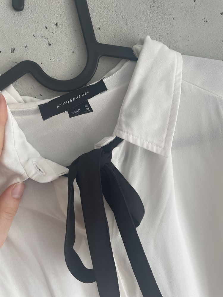 Damska, Biała koszula z dekoracyjną wstążką, rozmiar 38