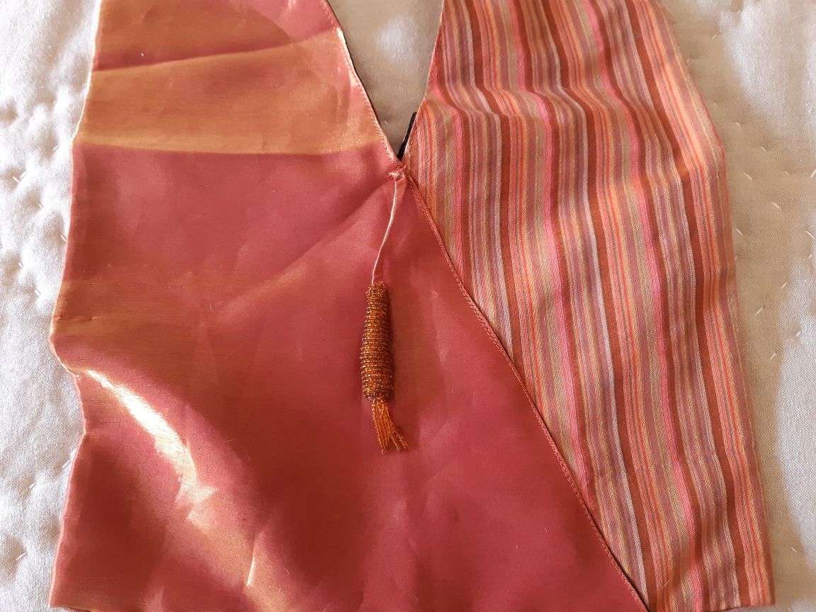 Vendo mala/saco em tecido com aplicações em missangas