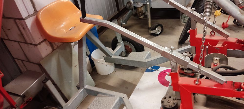 Pielnik hydrauliczny ze zbiornikiem oleju i przystawką boczną