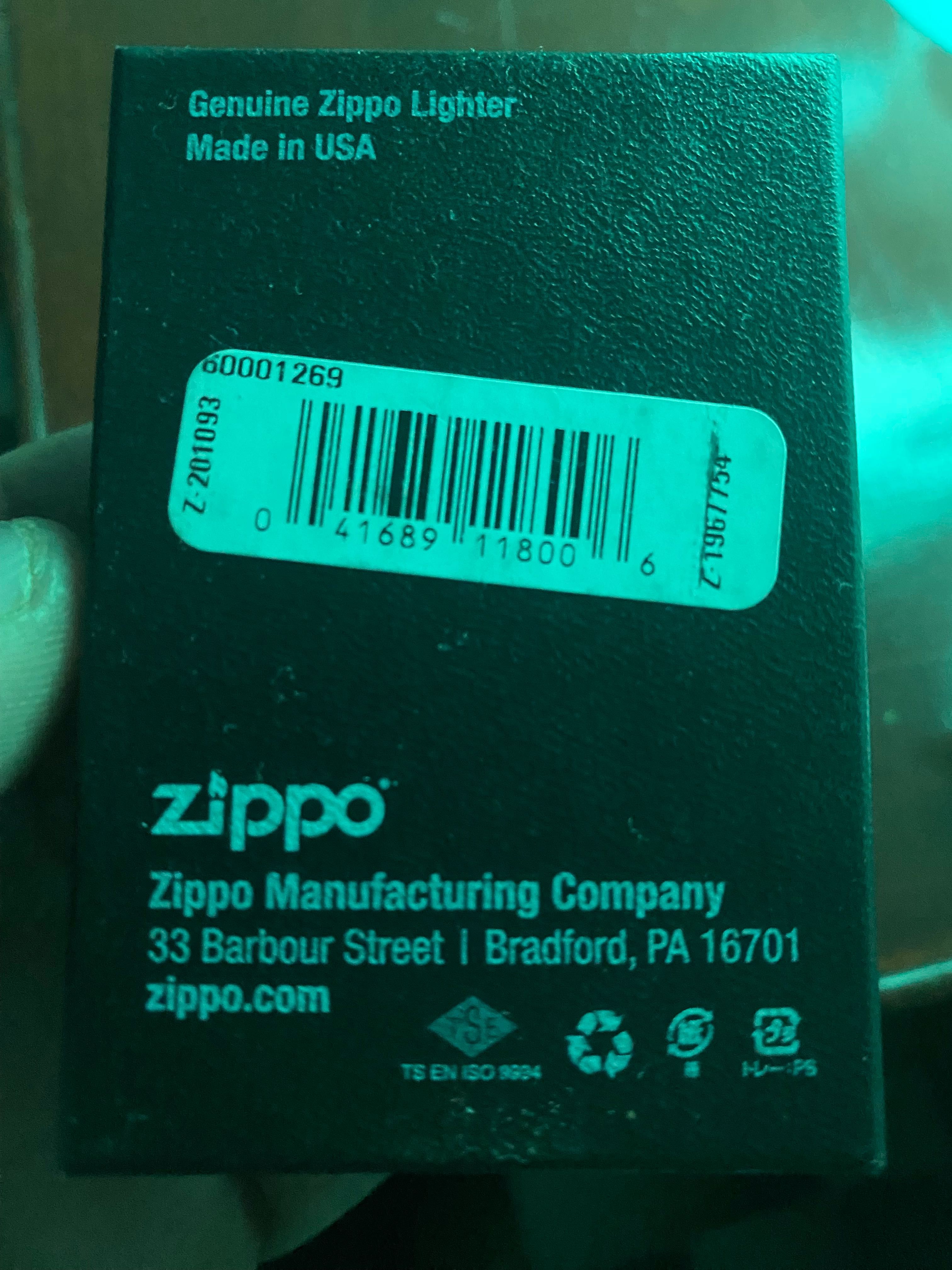 Zippo na caixa como novo. Nunca foi usado