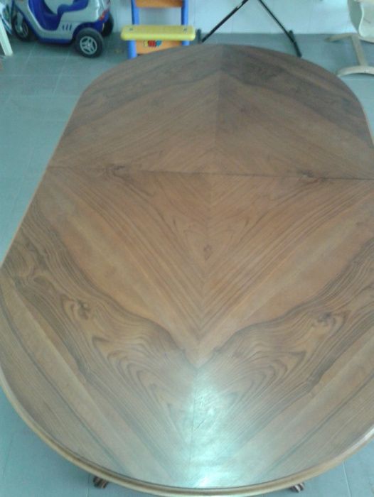 Sala de jantar toda em madeira de nogueira maciça