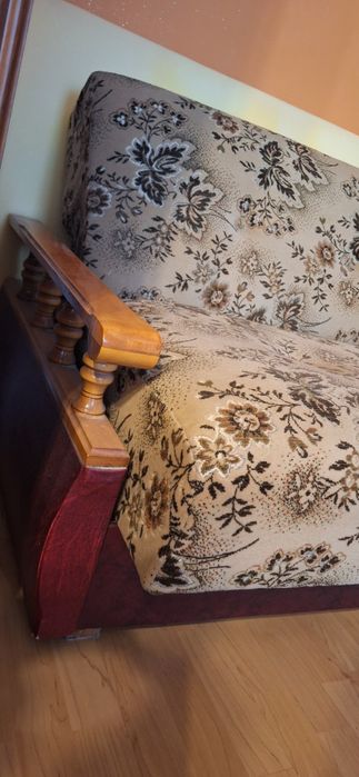 wersalkaz funkcją rozkładania. 
Foteli nie ma. 

Dębowe zdobienia. 
Sw