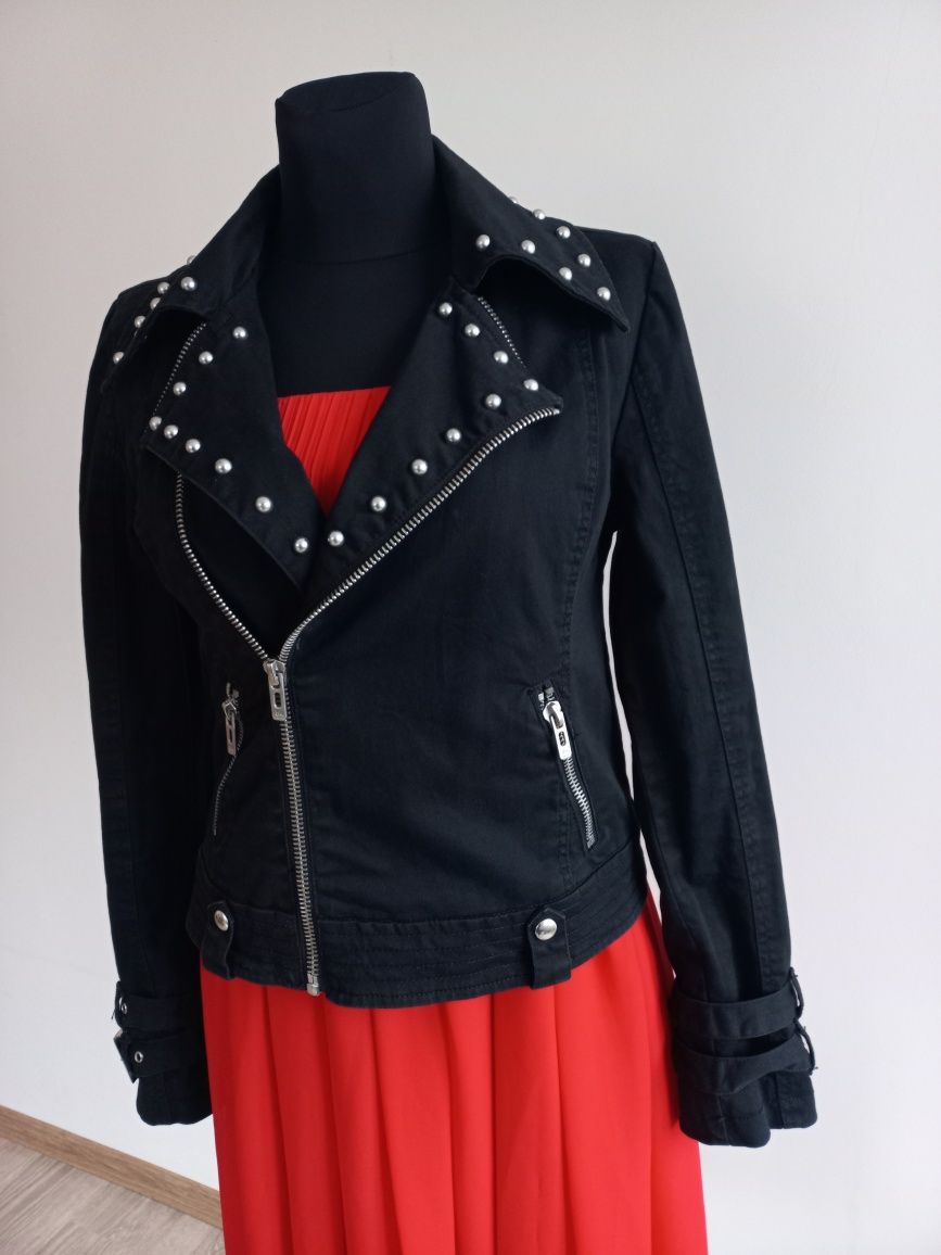 Czarna punk rockowa ramoneska materiałowa z ćwiekami