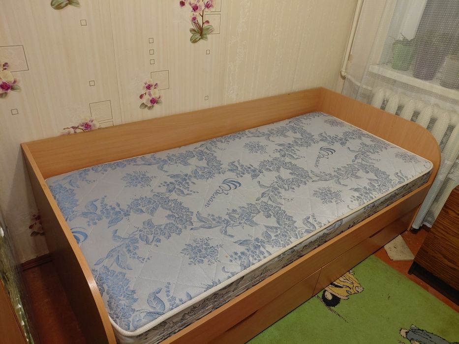 Продам кровать с матрасом.(1,75/85)