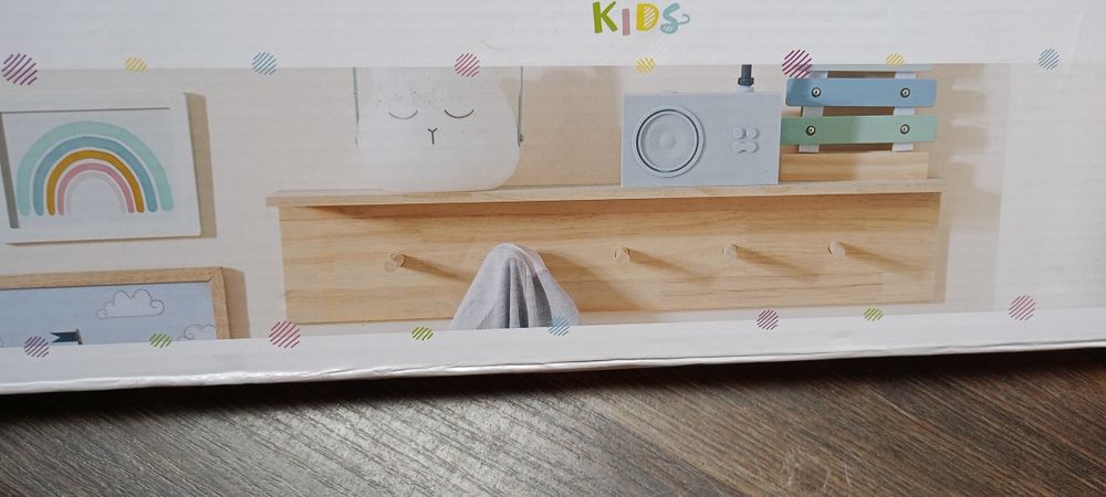 Półka z wieszakami