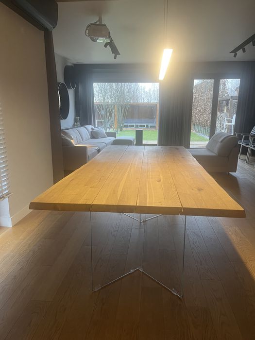 Stół dębowy firmy Kave home