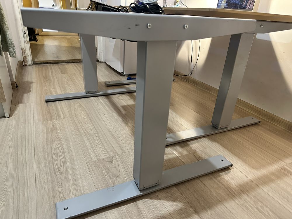 Biurko Kinnarps z elektrycznym sterownikiem