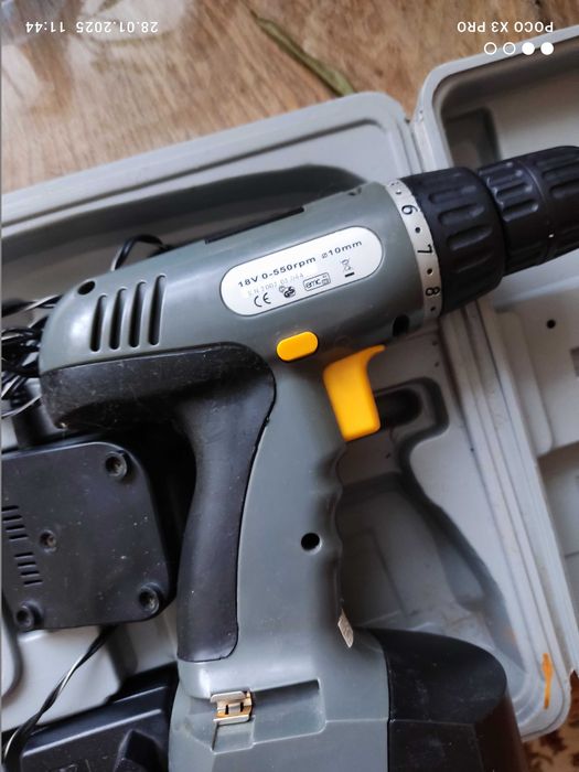 Шуруповерт аккумуляторный в наборе.