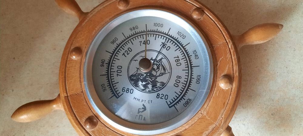 Barometr w kole sterowym na ścianę