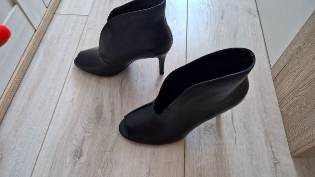 Buty na obcasie z wcięciem