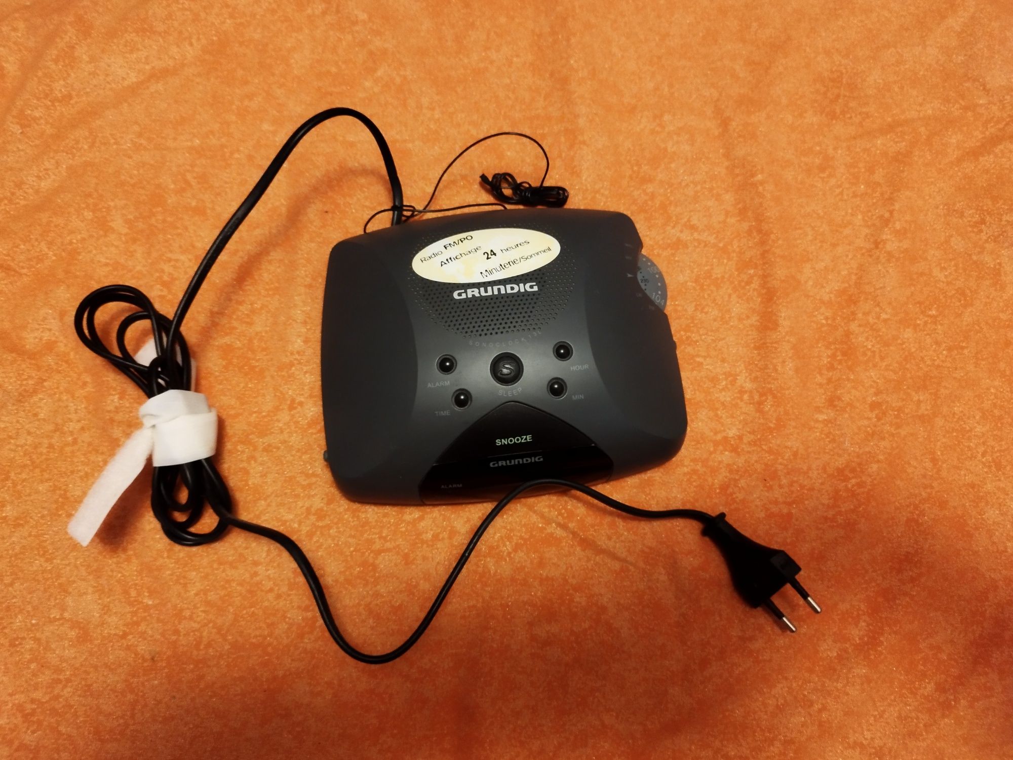 Radio z zegarem Grundig