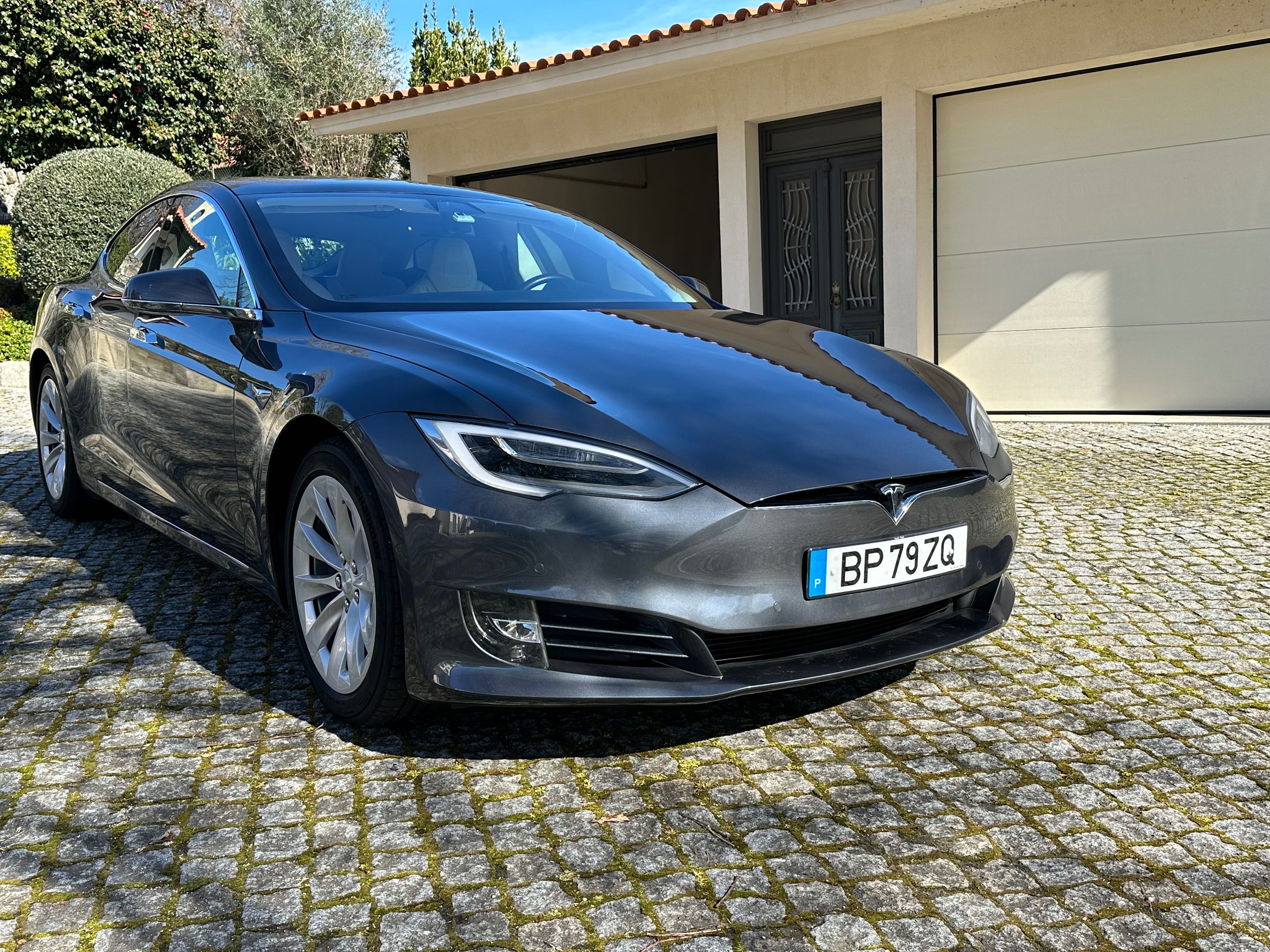 Tesla Model S Long Range com IVA dedutivel