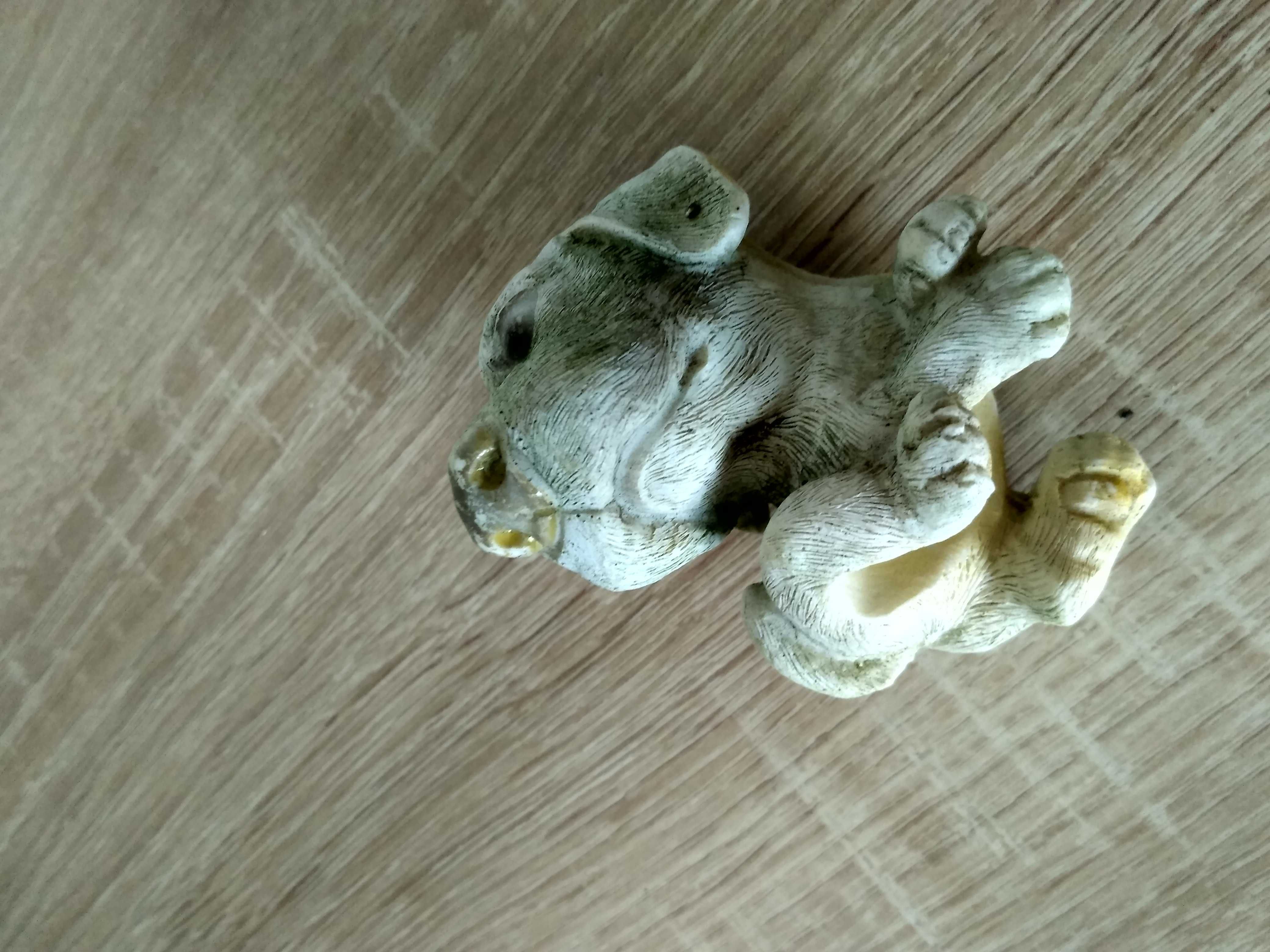 Zabawka pies na płocie Dekoracyjna figurka psa z żywicy