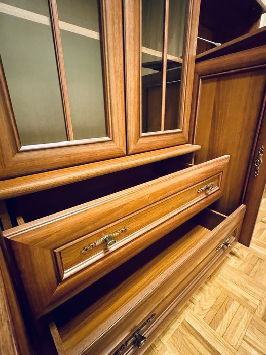 Meble - regał do salonu - meblościanka: witryna i szafa