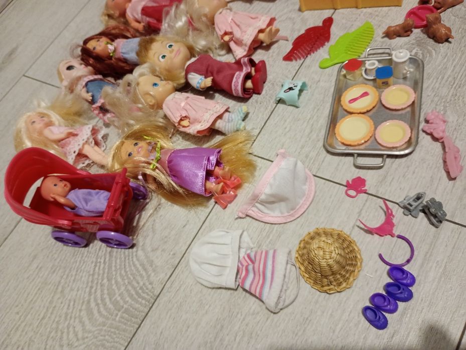 15 małych laleczek z ubrankami i akcesoriami