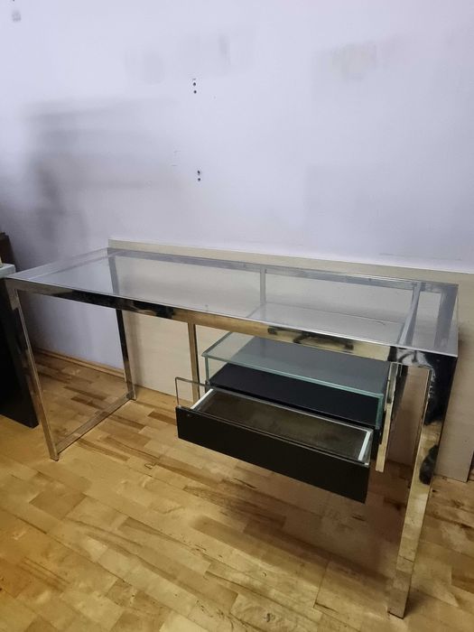biurko szklane z zamykaną szufladą