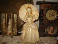 Boneca em louça com sombrinha antiga