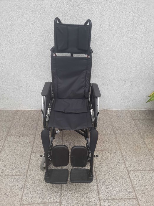 Cadeira de rodas com encosto reclinável