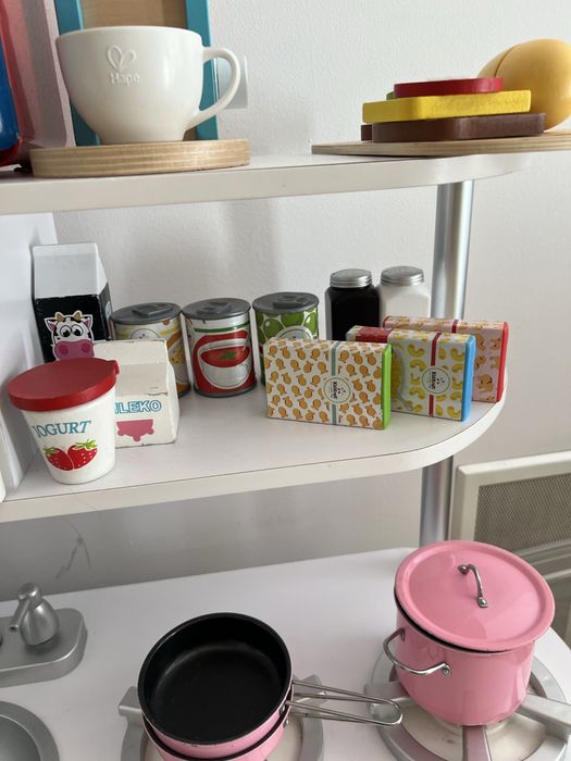 Kuchnia dla dzieci KidKraft z akcesoriami kuchennymi.