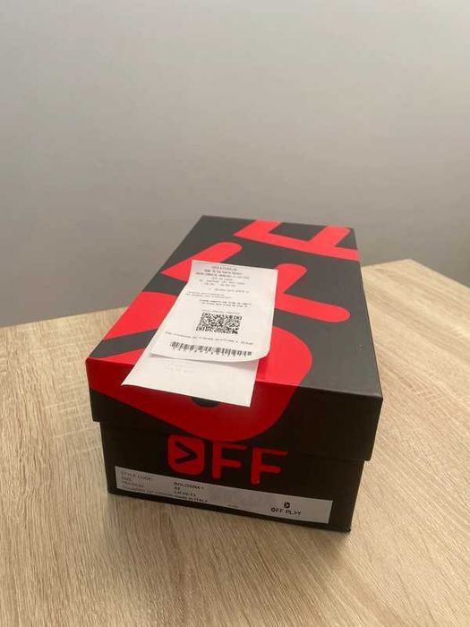 Sapatilhas Off Play, novas, tamanho 42