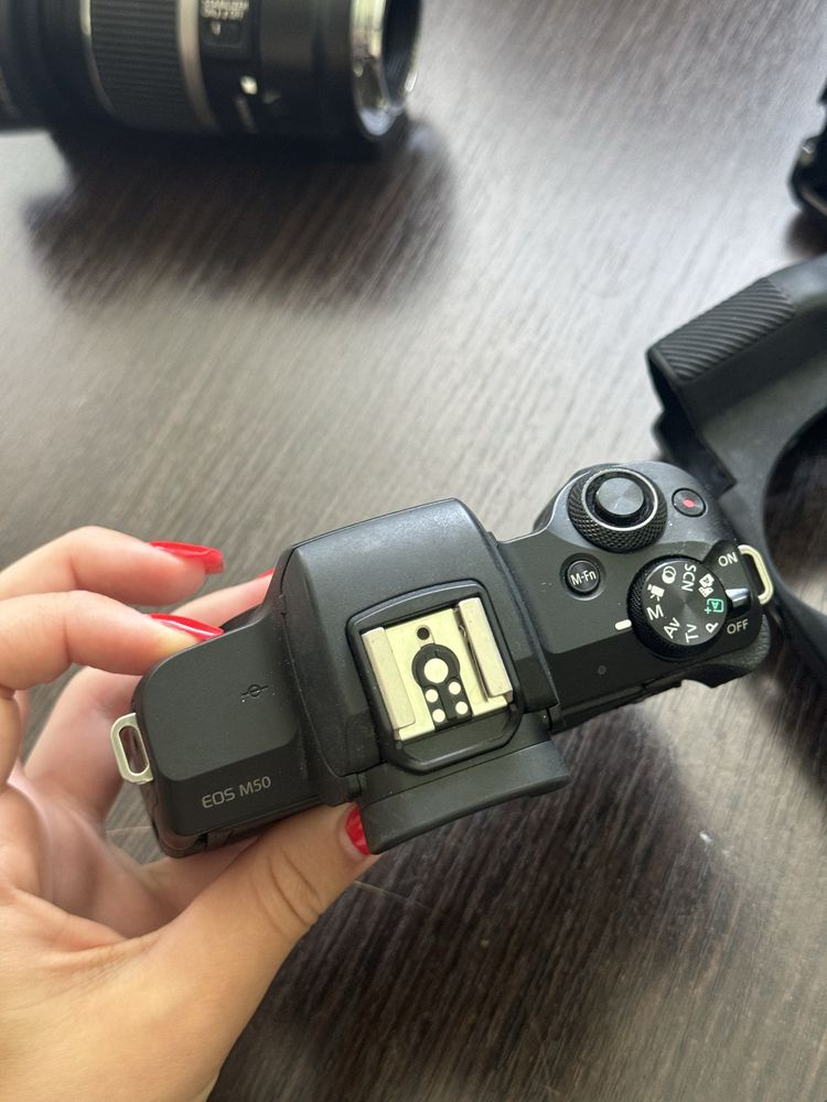 Продаю Canon EOS M50 читайте