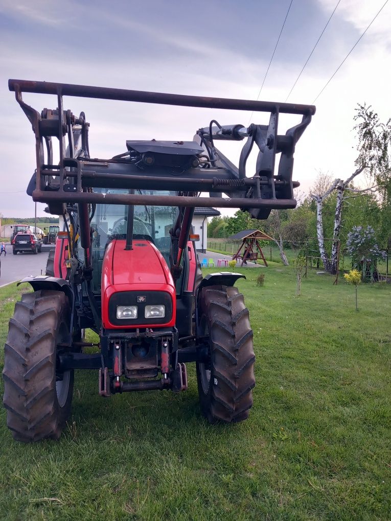 Massey Ferguson 4255 z turem samopoziomującym z tuzem I  pneumatyką