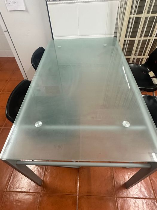 Mesa de jantar em vidro