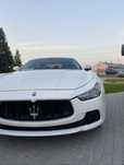 Maserati ghibli śmietankowy