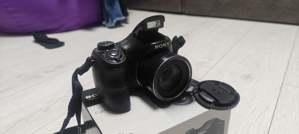 Продам фотоаппарат Sony DSC-H200