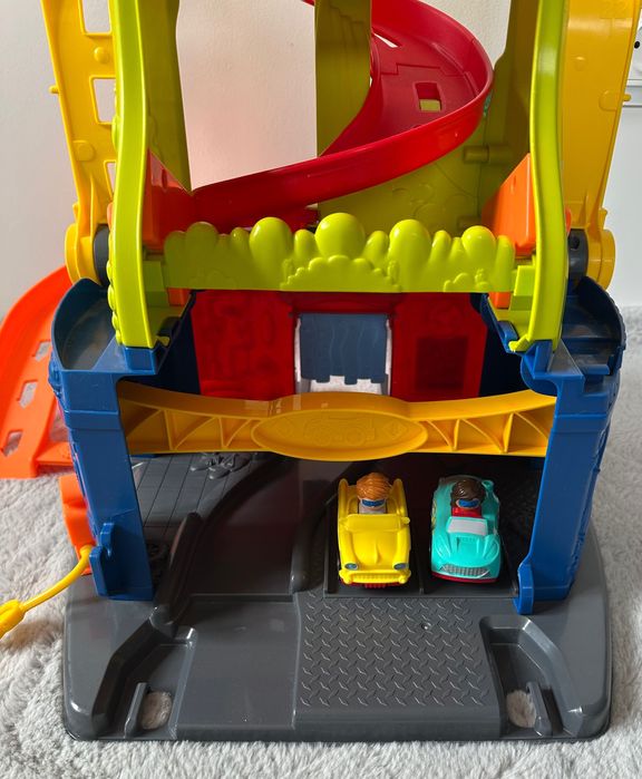 Tor, zjeżdżalnia, garaż Fisher Price