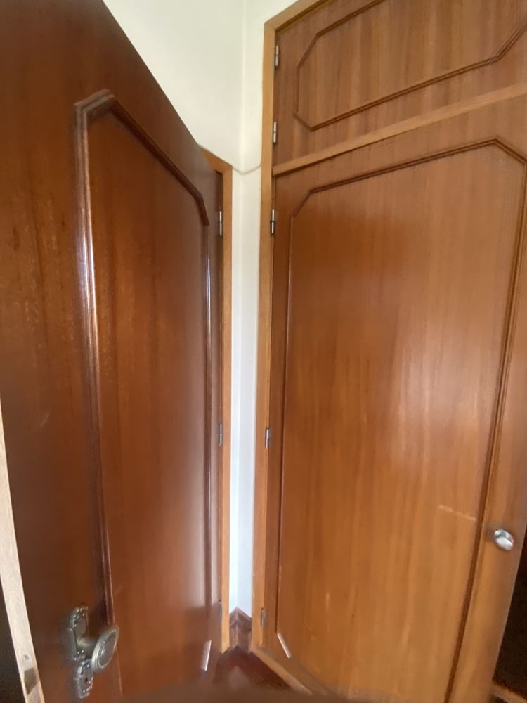 Portas e Roupeiros com aros e ferragens