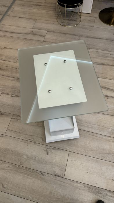 Stolik metalowy ze szklaną szybą mleczną na kółkach