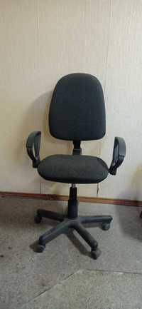 Офисное кресло, стулья деревянные