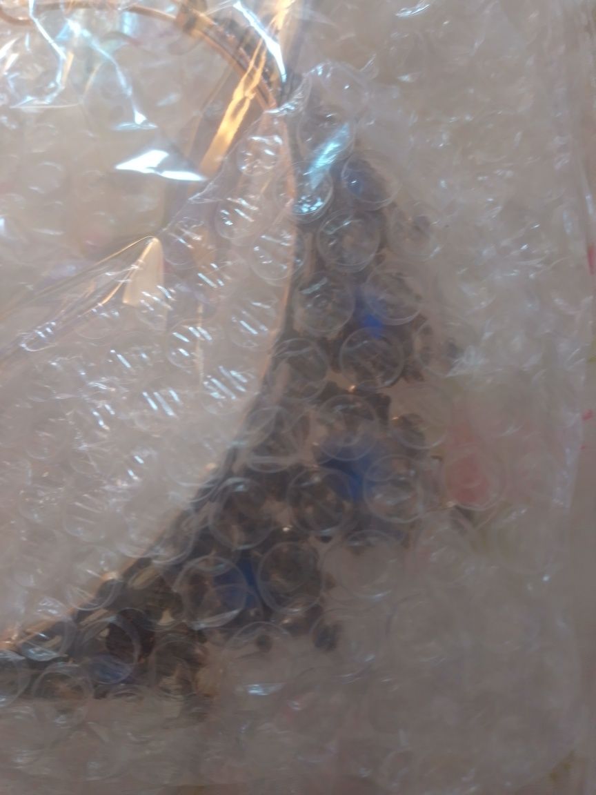 Czarna tiara ślubna.