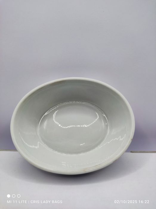 Taça Oval da Vista Alegre  de Viana. 10,5 cm sem tampa