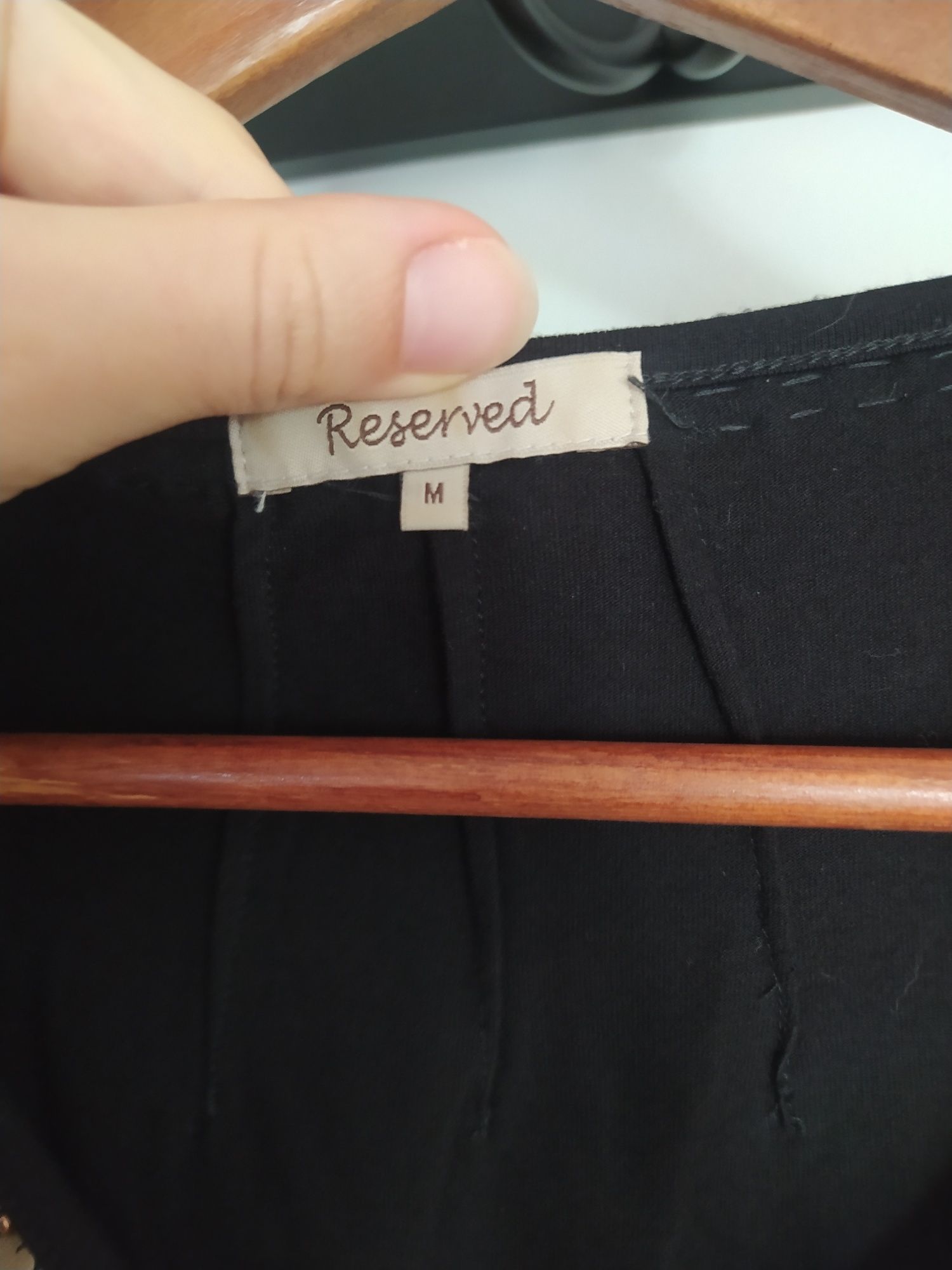 Czarna koszulka że zdobieniem Reserved. Rozm.S/M