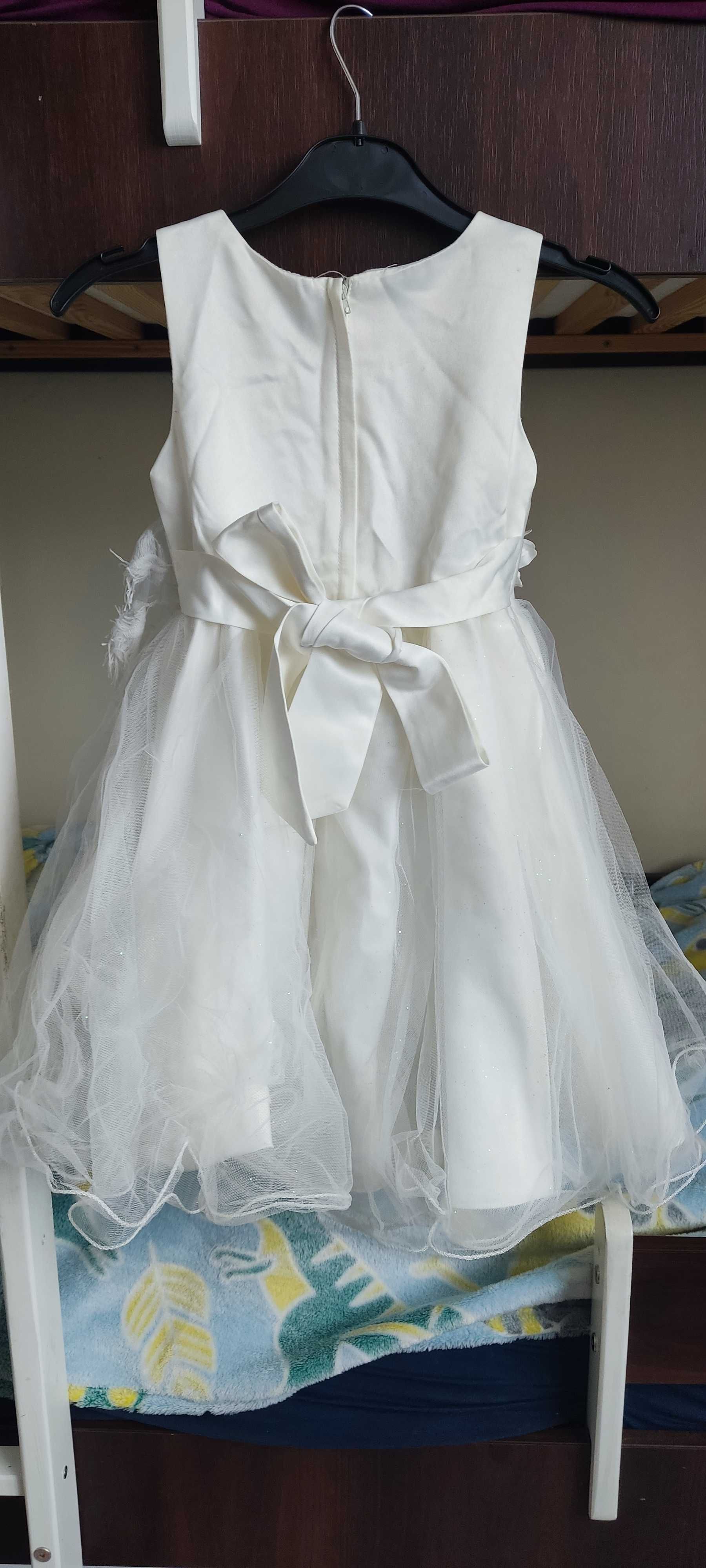 Elegancka biała sukienka dla dziewczynki r. 104