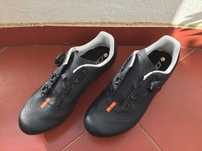 NOVOS sapatos DMT ciclismo nr. 42 grande com encaixes tipo shimano