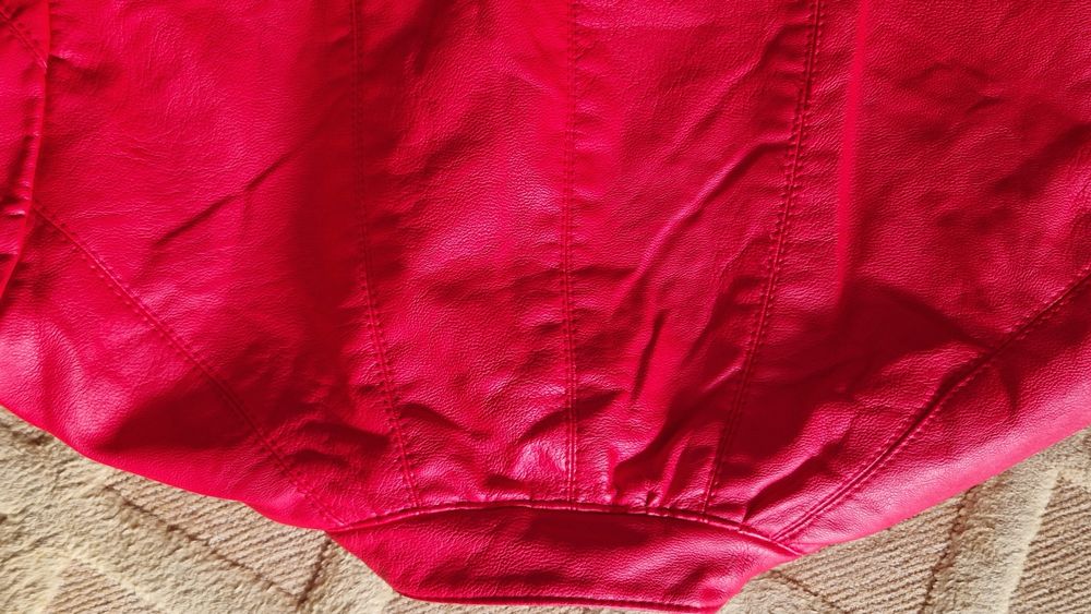 Nowa czerwona ramoneska na zamek