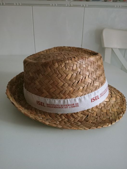 Chapéu de verão alusivo ao ISEL