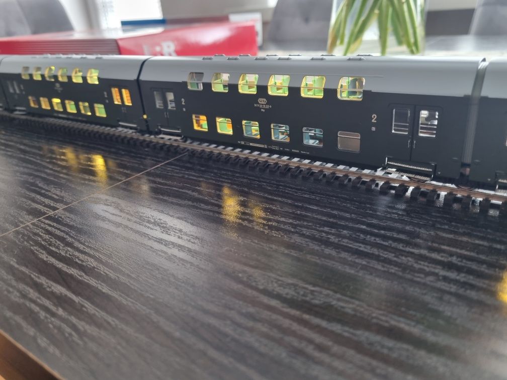 HRS4227 Oświetlony Full DCC Zestaw wagonów piętrowych PKP H0