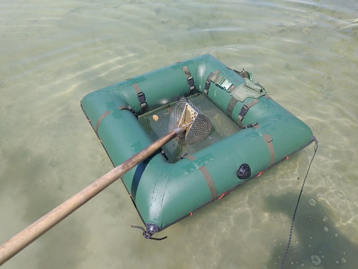Плавучий пліт з сіткою для пошуку у воді з детектором