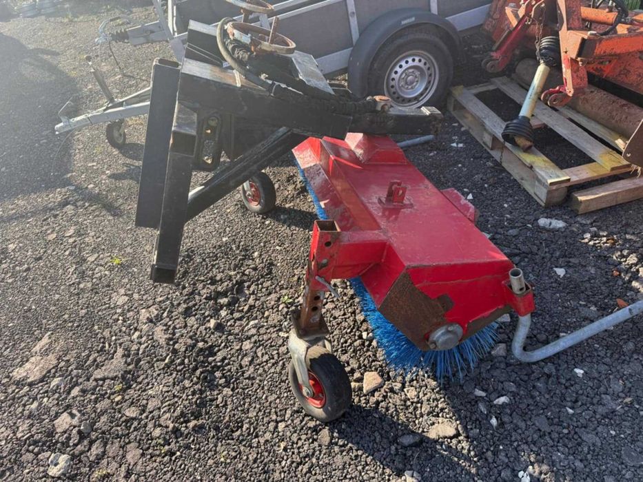 Szczotka z napedem hydraulicznym