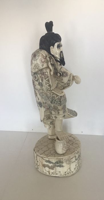 Escultura oriental revestida a placas de osso entalhado