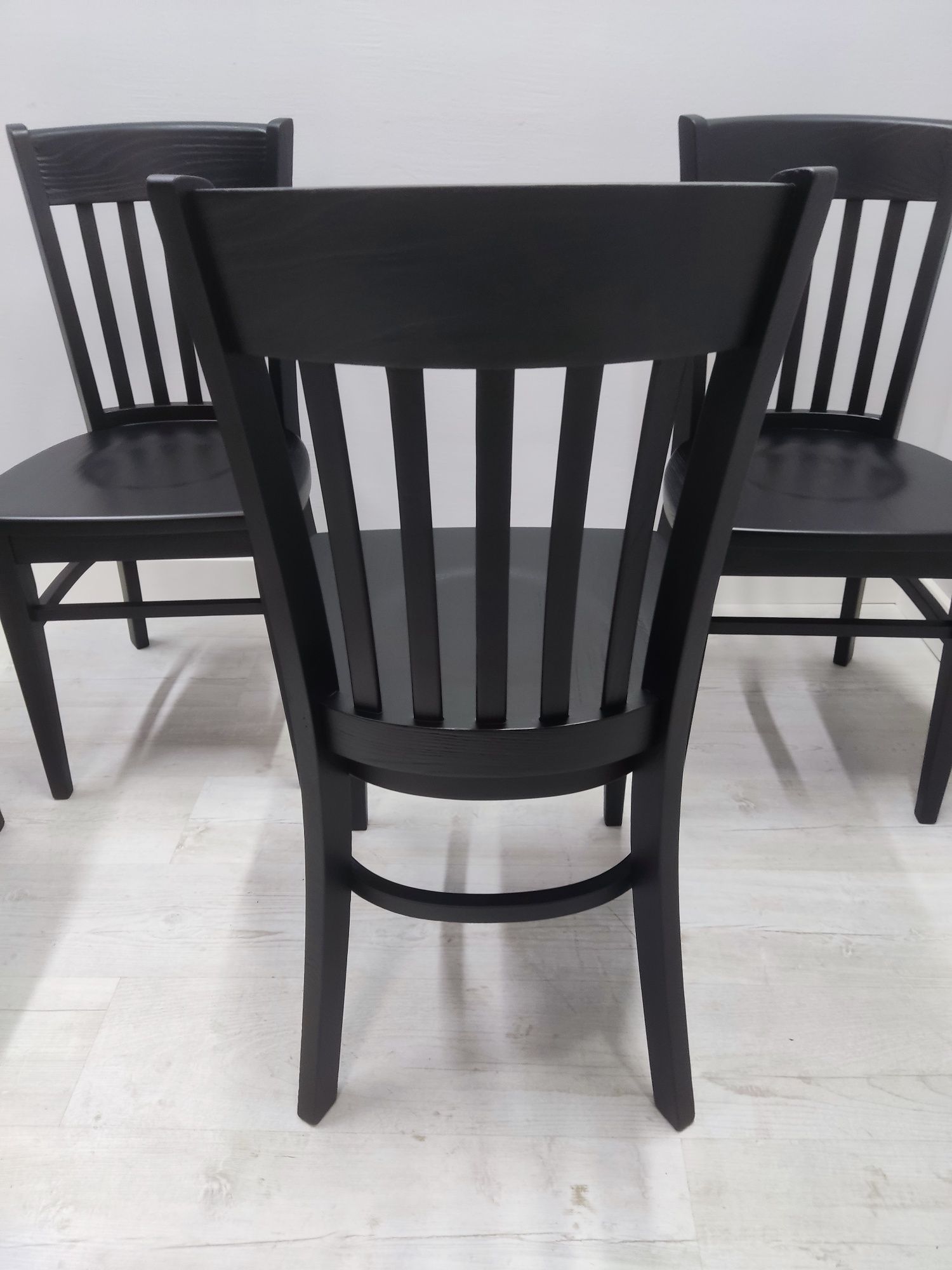 Krzesła dębowe po renowacji czarne dostępne 30szt.