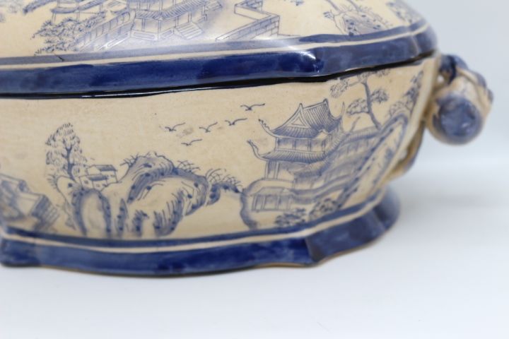 Terrina em Porcelana Chinesa decoração a azul c paisagem e pagodes XX