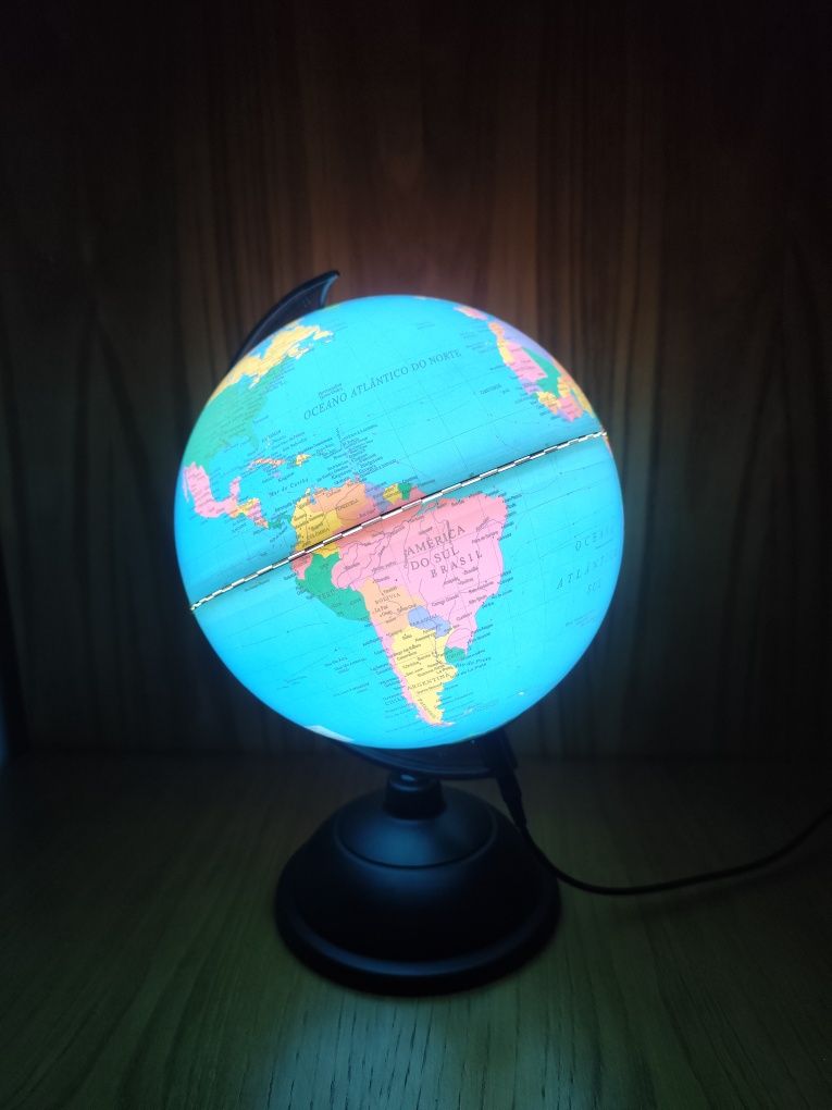Globo Terrestre com luz em Português