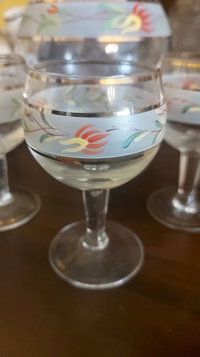 Garrafa de licor e 3 cálices antigos
15€