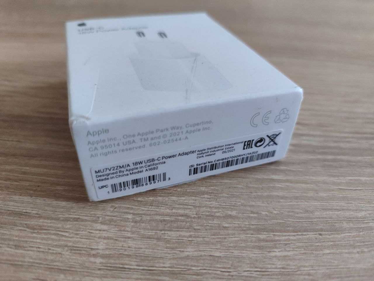 Зарядка до ноутбука Apple MU7V2ZM/A / 12 V / 18 W / 1,5 А білий