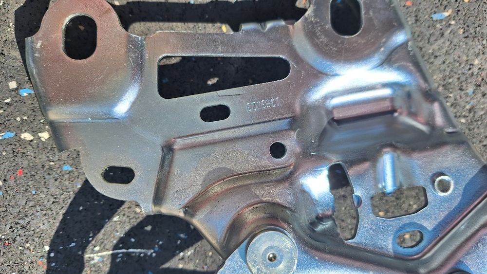 Zawias maski BMW x1 lewy,prawy  nowy